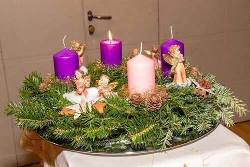 Der Adventkranz im Pfarrsaal von Bad St. Leonhard (F. Karner)