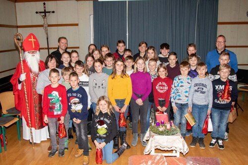 Die Ministrantenschar der Stadtpfarre Bad St. Leonhard (F. Karner)