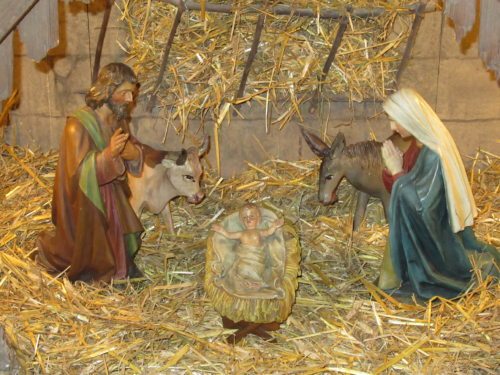 Weihnachtskrippe in der Pfarrkirche: Jesus, Maria und Josef. (Foto: PSt.). Weihnachtskrippe in der Pfarrkirche: Jesus, Maria und Josef. (Foto: PSt.).