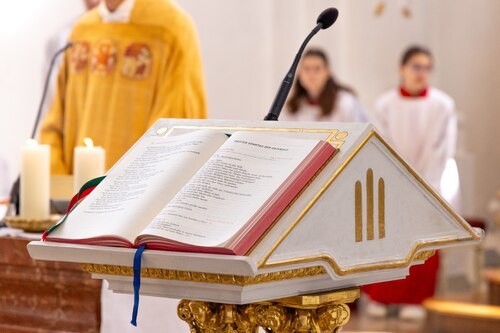 Das liturgische Leben aktiv mitgestalten (Foto: Thomas Kempf in: Pfarrbriefservice.de)