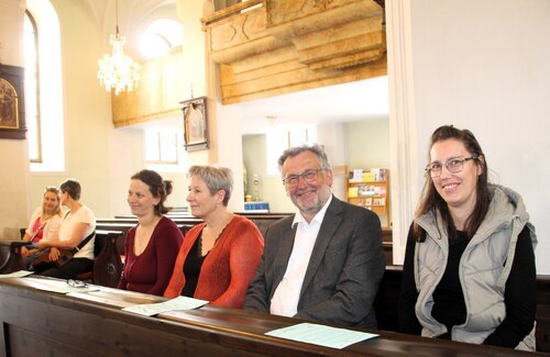 Dechant Allmaier mit Ministrantenbegleiterinnen (C) Brigitte Weber