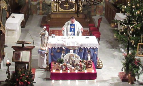 Beim Volksaltar: links – Marienstatue „Gospa“ (die Mutter Gottes von Medjugorje - „die Königin des Friedens“),<br />
vorne – Weihnachtskrippe. (Bild: PSt).