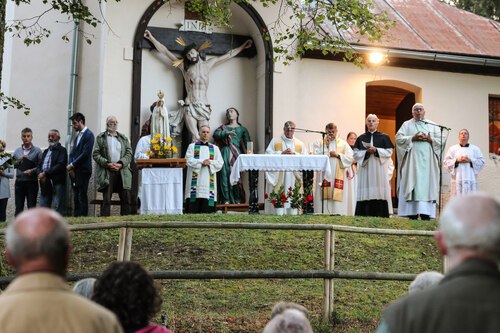 Vor der Kirche wurde Gottesdienst gefeiert (© Peter Artl)