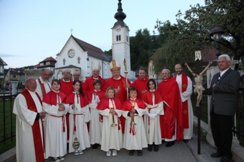 Nuntius Zurbriggen feierte mit Bischof Schwarz und Priestern des Dekanates eine hl. Messe in Bleiburg/Pliberk. (© Foto: Opetnik/Nedelja)