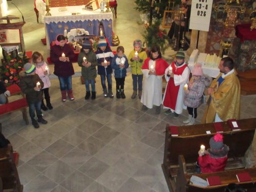 Die Erstkommunionkinder – acht aus der Pfarre St. Stefan, zwei aus der Pfarre Vorderberg –<br />
mit ihren schön gestalteten Kerzen. (Bild: PSt.)
