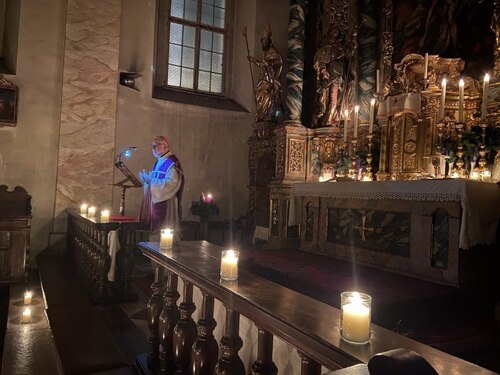 Bischof Marketz feiert an den Donnerstagen im Advent Rorate-Gottesdienste in der Klagenfurter Bürgerspitalskirche. Foto: Binder