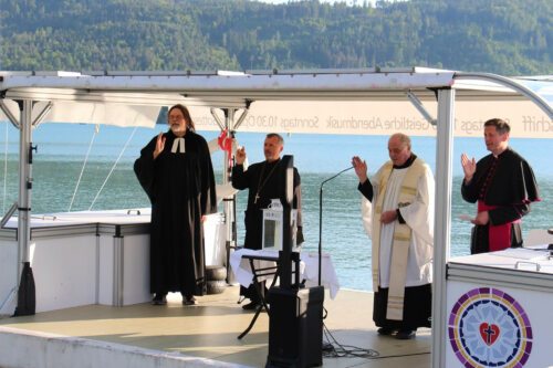 Der ökumenische Kirchenspaziergang findet heuer wieder in der Ostbucht des Wörthersees statt (im Bild, v. r.: Allmaier, Ickelsheimer, Ipati und Lutz am Kirchenschiff); Foto: S. Schager