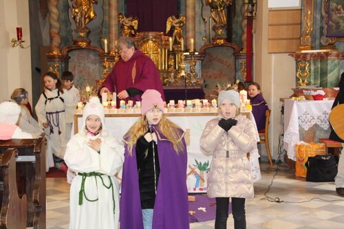 Kinder der 2. Klasse begleiten durch Gesten (C) Viktoria Holzfeind-Wuggenig Kinder der 2. Klasse begleiten durch Gesten (C) Viktoria Holzfeind-Wuggenig