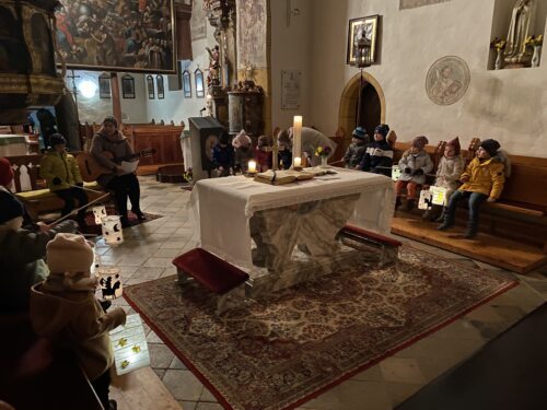 Kindergartenkinder in der Pfarrkirche Neuhaus • Otroci otroškega vrtca proslavijo sv. Martina (Foto: Pfarrarchiv Neuhaus- Suha)