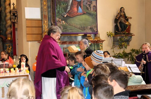 P. Medryk segnet die Kinder der 1. Klassen und Lilly begleitet instrumental auf ihrer Klarinette (C) Viktoria Holzfeind-Wuggenig P. Medryk segnet die Kinder der 1. Klassen und Lilly begleitet instrumental auf ihrer Klarinette (C) Viktoria Holzfeind-Wuggenig