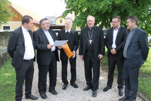 Hoher Besuch bei Rektor Leopold Silan in Dolina: Kardinal Puljić und Bischof Schwarz mit Delegation (© Foto: Kurt Haber)