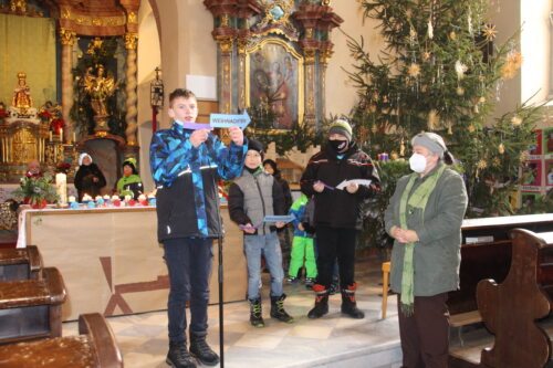 Alexander mit dem Schild Weihnachten (C) Klaudia Fercher