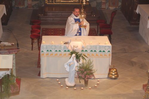 Mit dem eucharistischen Segen und dem Lied „Gruß an die Gottesmutter“ wurde die beeindruckende Andacht abgeschlossen. (Bild: PSt)