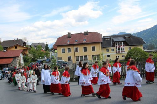 Prozession zur Kirche (C) Brigtte Weber