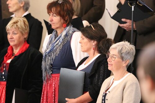 Gisela Gsodam (vorne rechts) leitet aktuell den Feldkirchenchor (PAss. Peter Artl)