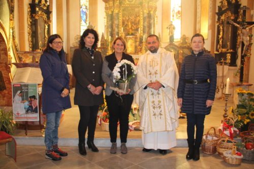 Danke an die langjährige Jungscharleiterin Caroline Zankl (Bildmitte), weiters am Foto: Mag. Daniela Schneidergruber, OMS-Leiterin Margot Lackner, Provisor Marcin Mrawczynski und Karin Vielgut. (Bild: PSt).