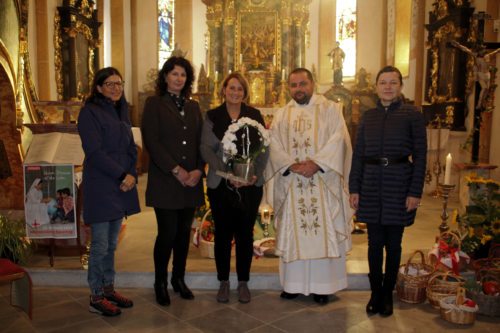 Danke an die langjährige Jungscharleiterin Caroline Zankl (Bildmitte), weiters am Foto: Mag. Daniela Schneidergruber, OMS-Leiterin Margot Lackner, Provisor Marcin Mrawczynski und Karin Vielgut. (Bild: PSt).