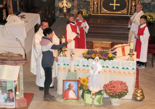 Elisabeth Muffat – unsere Missionarin auf Zeit – beim Anzünden der Missionskerze<br />
in der Pfarrkirche St. Stefan am 22. Okt. 2019. (Bild: PSt).