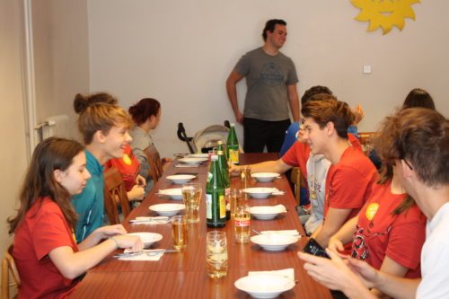 Jugendliche und das Medienteam beim Mittagessen (Foto: Melina Ebner)