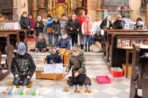 Erstkommunionkinder beim Musizieren (C) Manuela Mayer