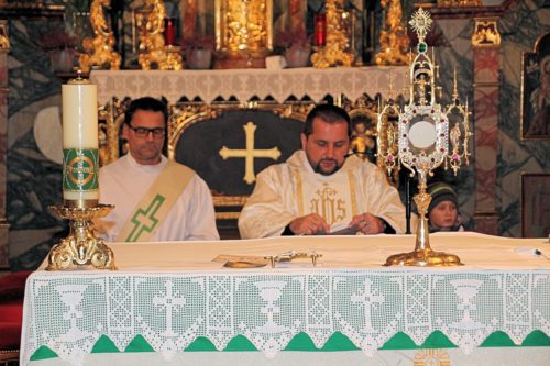 Diakon Ebner und Provisor Mrawczynski bei der eucharistischen Anbetung. (Bild: PSt).