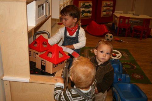 Die Kirchenkinder bei der Spielecke im Ikea-Restaurant. (© Foto: Stadtpastoral)