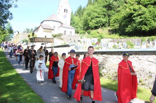 Ministranten mit dem Allerheiligsten (C) Elisabeth Oberheinricher