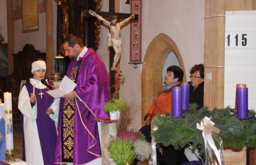 Das Segnen des Adventkranzes und Anzünden der ersten Kerze. (Bild: PSt). Das Segnen des Adventkranzes und Anzünden der ersten Kerze. (Bild: PSt).