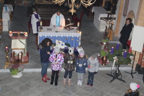 Die Schülerinnen und Schüler wirkten auch beim Bußakt, den Fürbitten<br />
sowie mit dem Weihnachtsgedicht „Zünd ein Licht an“ mit. (Bild: PSt).