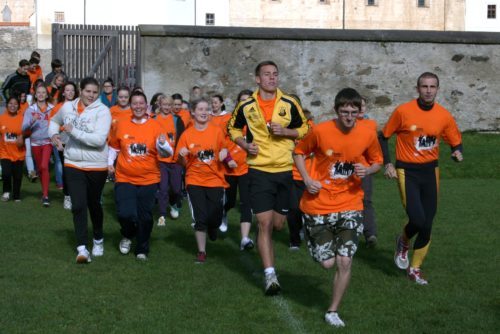 SchülerInnen des ORG Gurk beim Start zum Charity Lauf in Gurk (© Foto: ORG Gurk)