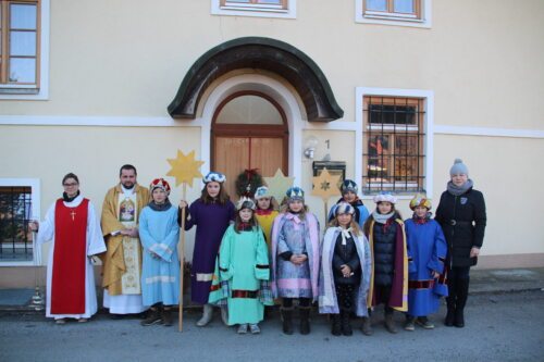 Archivfoto: Sternsinger - am 06. Jänner 2020 beim Pfarrhof St. Stefan. (Bild: PSt).