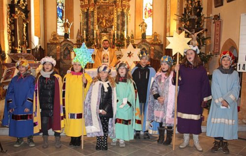 Sternsinger bei der hl. Messe in der Pfarrkirche St. Stefan. (Bild: PSt.)