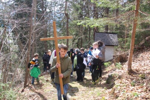 Samuel trägt das Kreuz (C) Ines Hopfgartner