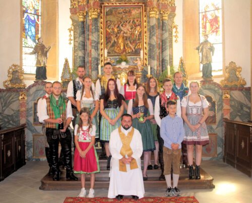 St. Stefaner Kirchtag: Burschenschaft, Pfarrer und Ministranten am 16. Aug. 2020 vor dem Hauptaltar (Holzrelief „Steinigung des hl. Stephanus). (Bild: P.St.)