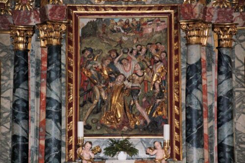 Holzrelief im St. Stefaner Hauptaltar: Steinigung des hl. Stephanus (Bild: PSt).
