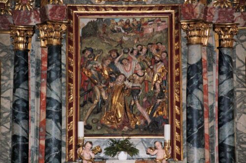 Holzrelief im St. Stefaner Hauptaltar: Steinigung des hl. Stephanus (Bild: PSt). Holzrelief im St. Stefaner Hauptaltar: Steinigung des hl. Stephanus (Bild: PSt).