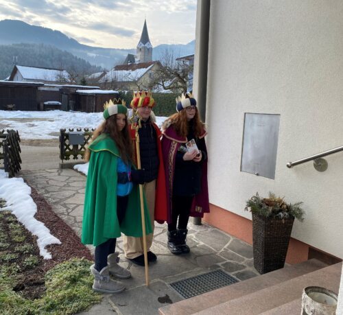 Stets wurde vor der Haustüre Halt gemacht. • Obstanek pred pragom hiše. (Foto: Pfarrarchiv Neuhaus/ Suha)