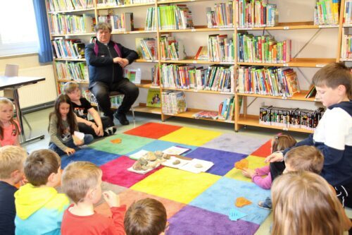 Kinder mit P. Medryk rund um die Plätze des Lebens (C) Brigitte Weber