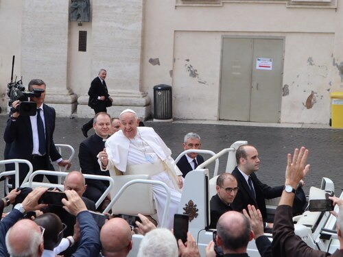 Papst Franziskus nach der Heiligsprechung und dem Gottesdienst auf dem Petersplatz.<br />
Foto: Br. Martin Barmettler OFM Papst Franziskus nach der Heiligsprechung und dem Gottesdienst auf dem Petersplatz.<br />
Foto: Br. Martin Barmettler OFM