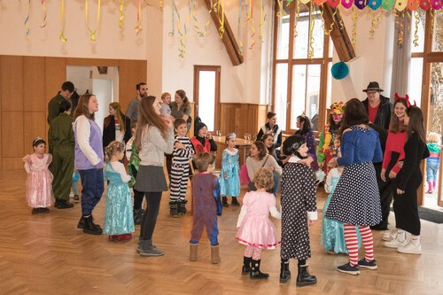 Kinder und Jugendliche feiern Fasching im Feldkirchner Pfarrsaal (Foto:© PAss. Peter Artl)