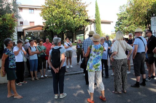 Vor dem Hotel (C) Brigitte Weber