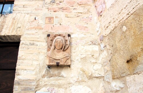 Bildnis auf dem Elternhaus der Heiligen Klara (C) Brigitte Weber