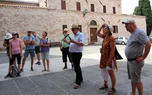Vor dem Dom Dan Rufino (C) Brigitte Weber