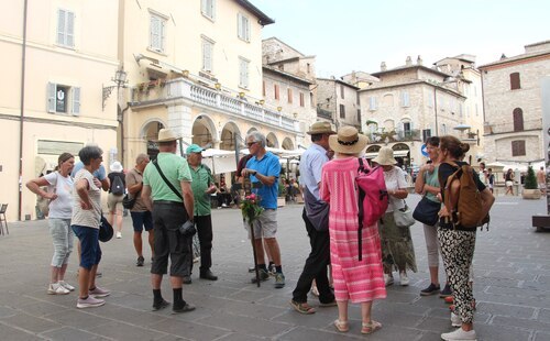 Fleißige Zuhörer in Assisi (C) Brigitte Weber