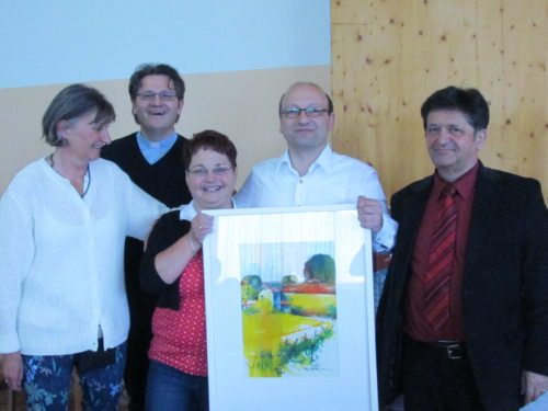 Das Bild wechselt seinen Besitzer ( Dorn M. 2x ) Verwechslung der Namen bei der Ziehung der Lose - der Hauptpreis ein Bild von Alfred Radl ging an Dorn Martin (© Foto: Elisabeth )