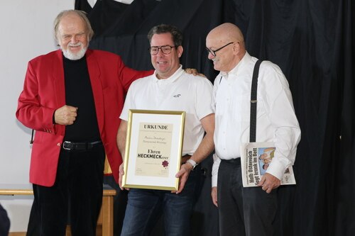 Ernst Müller und Peter Kowal überreichen PGR-Obmann Markus Stromberger stellvertretend für die Pfarre eine Ehrenurkunde. (Foto: © PAss. Peter Artl)