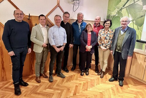 Glockenkomitee der Pfarre Neuhaus mit Bürgermeister Patrick Skubel • Suški komite za obnovo zvonov z županom občine (Foto: Pfarrarchiv Neuhaus- Suha)