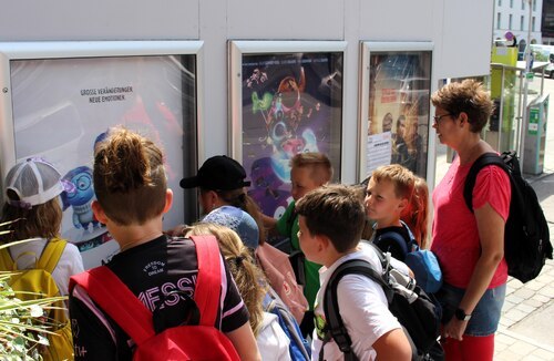 Vor dem Kino (C) Brigitte Weber Vor dem Kino (C) Brigitte Weber