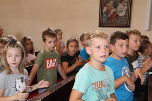 Kinder der 1. Klasse beim Gottesdienst (C) Klaudia Fercher