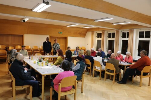 viele unserer ehrenamtlichen Mitarbeiter:innen folgten der Einladung und kamen zum jährlichen Rosenmontags-Mitarbeiter:innenfest (Foto: © PAss. Peter Artl)